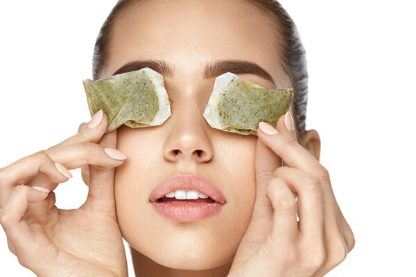 natural beauty tips for face: Chilled tea bags for puffy eyes